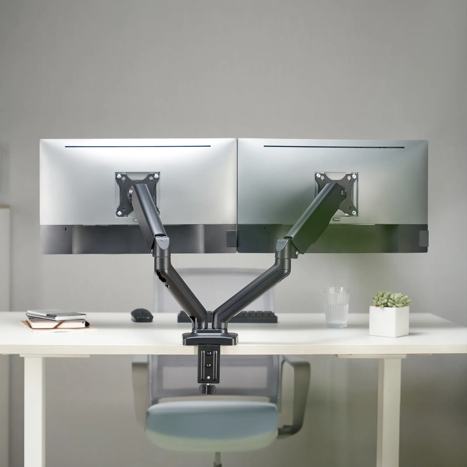 Polohovateľný držiak na 2 monitory 17–32" na stôl L-UCH0208-2 detail 5
