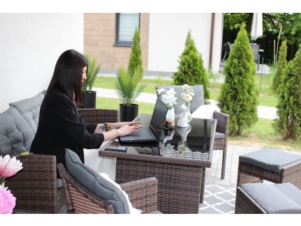 SÚPRAVA RATTANOVÉHO NÁBYTKU "VADUZ" (SOFA + 2 KRESLÁ + 2 TABURETY + STÔL) HNEDÁ + SIVÉ VANKÚŠE *9590