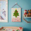 Plstený adventný kalendár na stenu stromček 50 × 70 cm S-CA1472