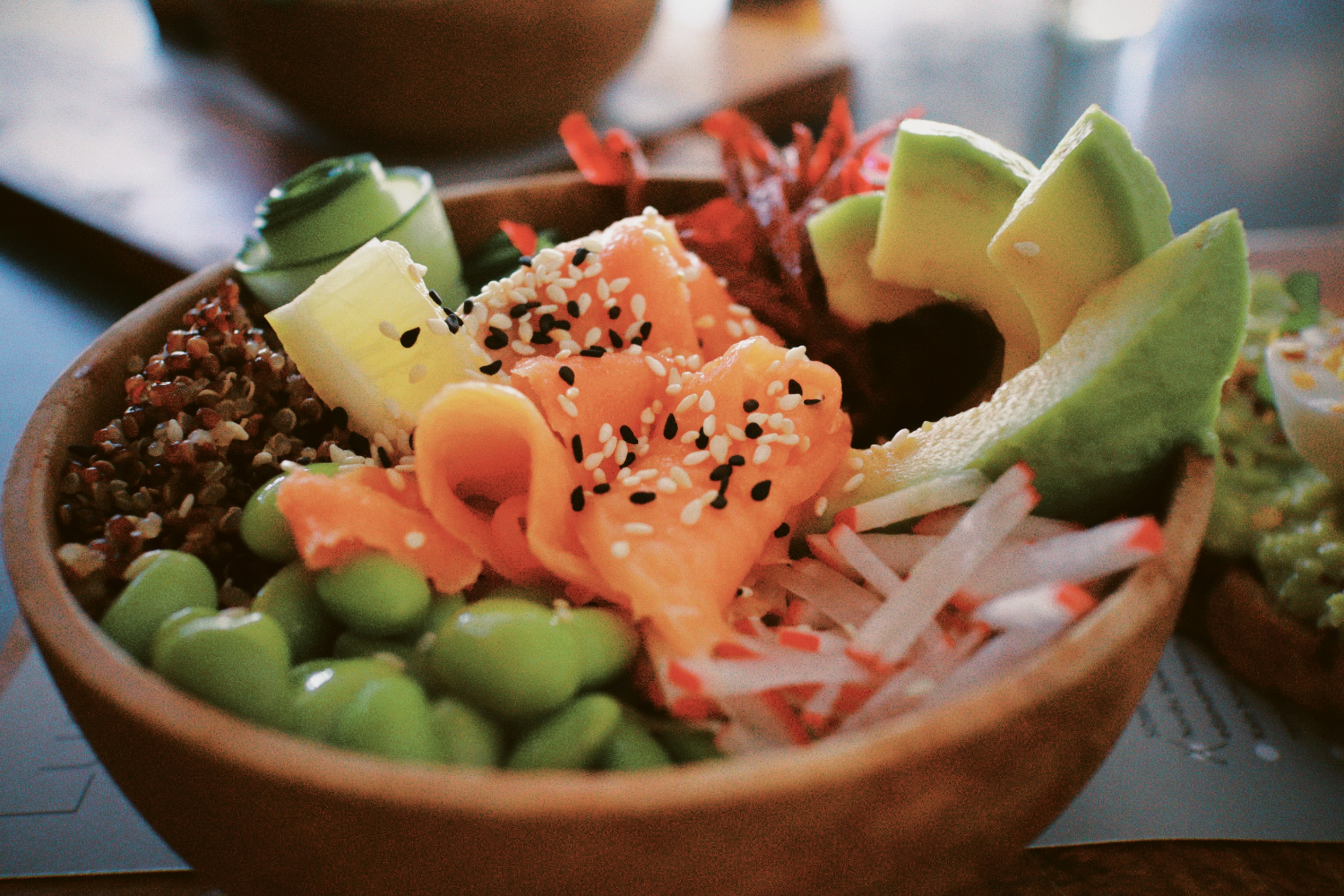 poke bowl s lososem