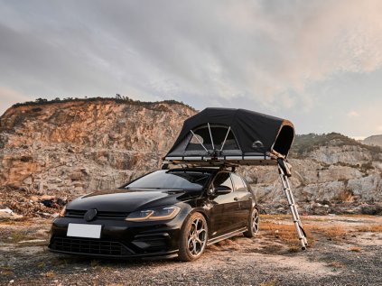 namiot dachowy Lite Cruiser rozlozony z otwartymi oknami na VW Golf poziom