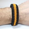 paracord náramek viktory černo oranžový ruka
