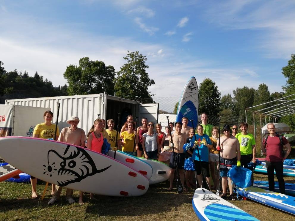 Paddleboardshop a Trash Hero Praha vyčistili břehy Vltavy v Braníku