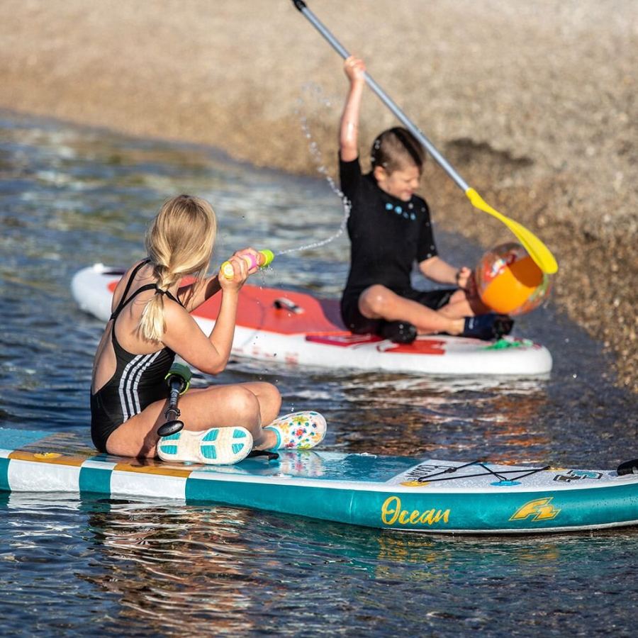 Děti pádlují na dětských paddleboardech