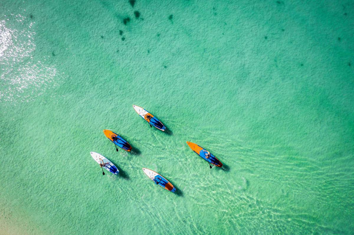Nafukovací paddleboardy na průzračné vodě – jak vybrat paddleboard