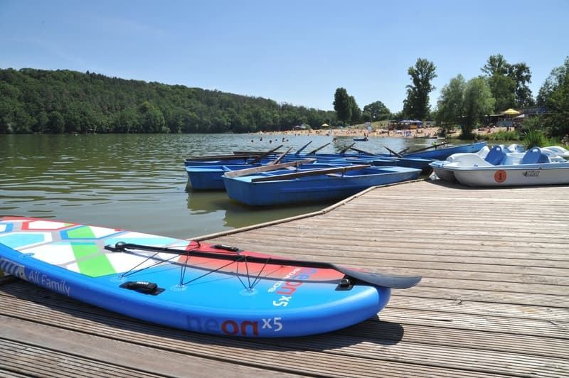Paddleboardy připravené na molu na Hostivařské přehradě