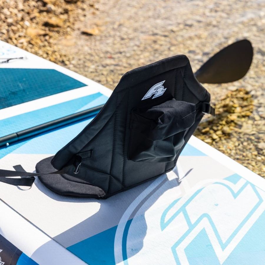 Kajakové sedátko připnuté na paddleboardu