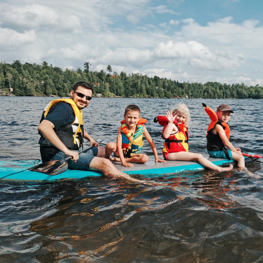 Rodina s dětmi na jednom velkém paddleboardu