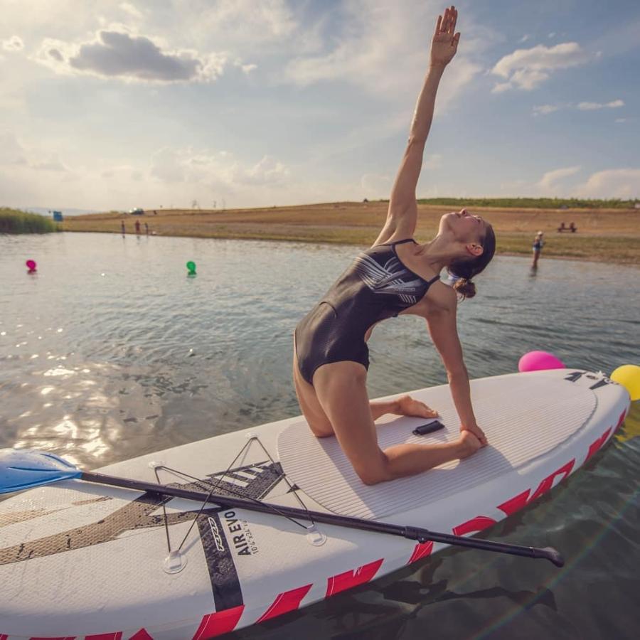 Cvičení jógy na paddleboardu