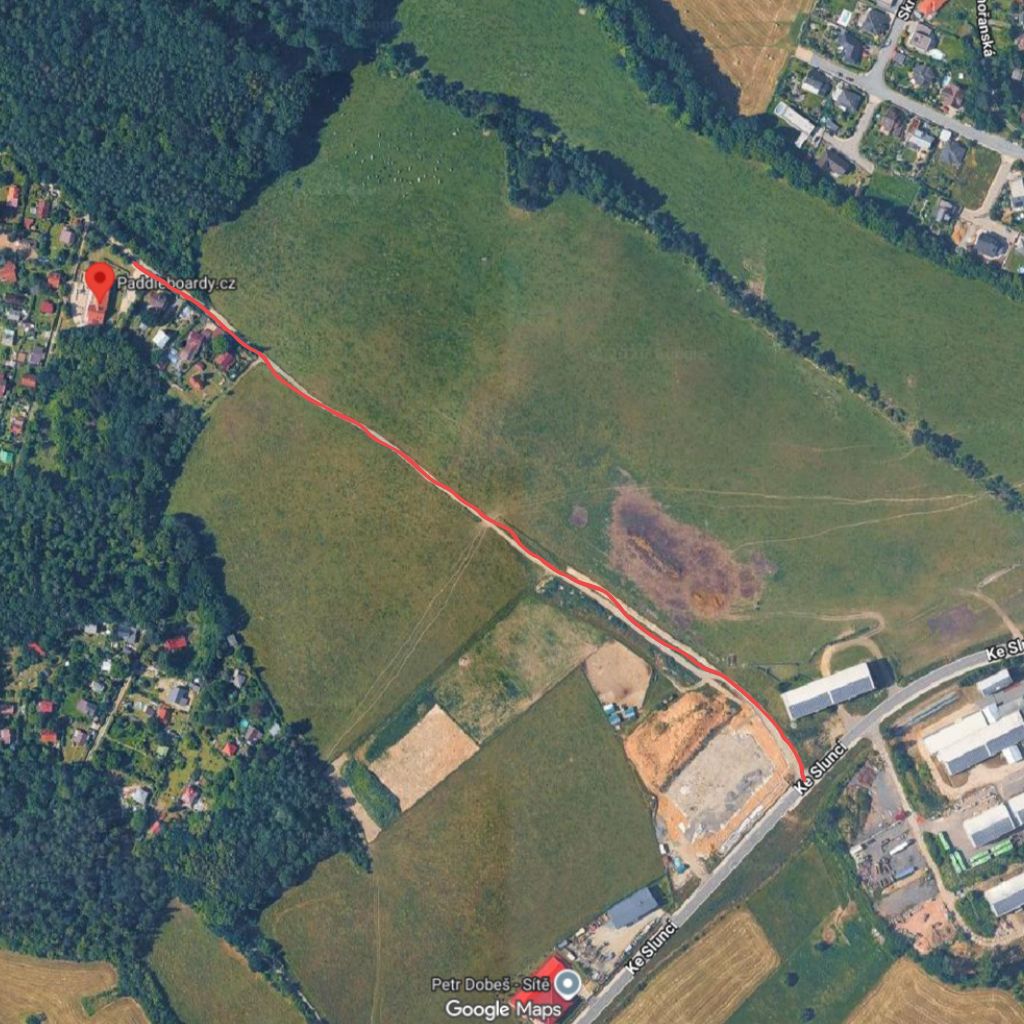 Mapa – poslední úsek příjezdové cesty k prodejně v Jílovém u Prahy s horším povrchem