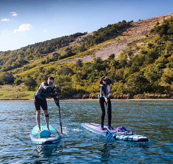 Dva jezdci na paddleboardech Gladiator na jezeře