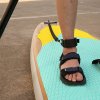 cerny leash na paddleboard