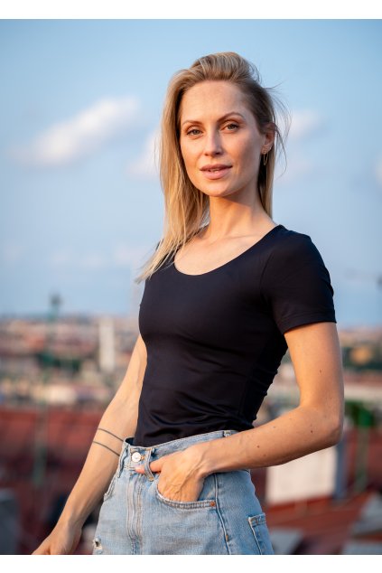 Tričko se středním kulatým výstřihem, krátký rukáv - černá