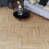 kompozitna podlaha afirmax legnar herringbone dub arvada v interieri so stolikom