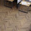 kompozitna podlaha afirmax legnar herringbone dub frisco v interieri so stolmi