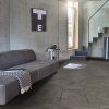 kompozitna podlaha parador modular one beton 1743541 v obyvacke