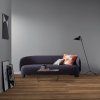 kompozitna podlaha parador modular one dub 1744551 v interieri s pohovkou