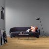 kompozitna podlaha parador modular one dub 1730772 v interieri s pohovkou