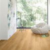 kompozitna podlaha parador modular one dub 1730772 v interieri s kreslom