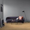 kompozitna podlaha parador modular one dub 1744556 v interieri s pohovkou