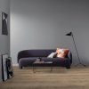 kompozitna podlaha parador modular one dub 1730804 v interieri s pohovkou