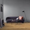 kompozitna podlaha parador modular one dub 1730808 v interieri s pohovkou