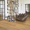 kompozitna podlaha parador modular one dub 1730808 v interieri s kniznicou