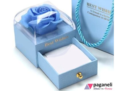 DETAJL květu růže na čtvercové dárkové krabičce, elegantní dekorace a organizér pro šperky A