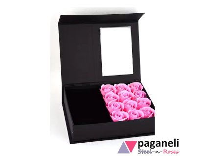 Romantická dárková krabice v černém designu s růžovými květy růží.