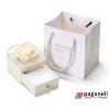 Bílá dárková krabička s bílou růží a papírovou dárkovou taškou, organizér na šperky.