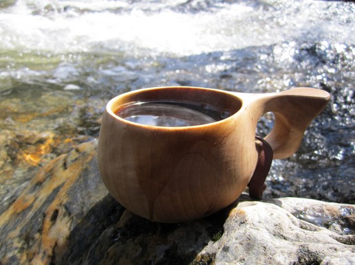 Vikingská severská kuksa. Dřevěná guksi s medovinou u potoka. PAGANIA.CZ - pohanský obchod