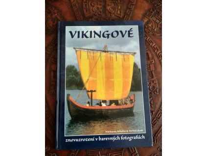 Kniha "Vikingové - znovuzrozeni v barevných fotografiích". Kniha popisuje dobu vikingskou cca 8. - 11. stol.n.l. Pagania Viking Workshops