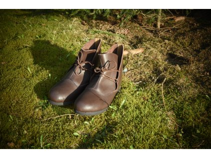 Historické válečnické boty ručně vyrobené z hovězí kůže. Lehké kotníkové boty. Barva přírodní - tmavohnědá. Určeno pro kelty, vikingy, germány a slovany. Použitelné pro celý raný středověk.