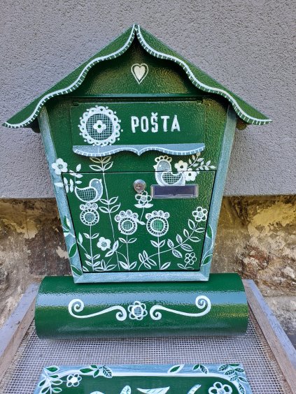 Maľovaná schránka - zelená s bielou výšivkou