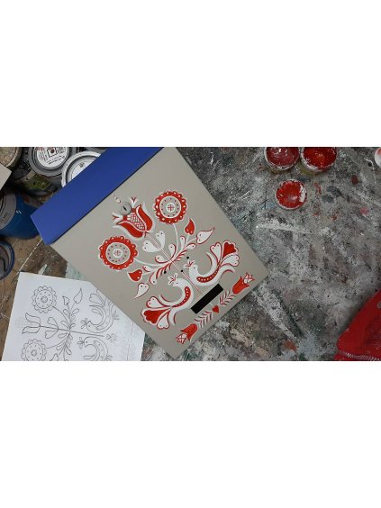 Bielo - červený ornament s modrou strieškou