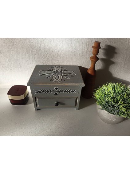 Maľovaná drevená šperkovnica