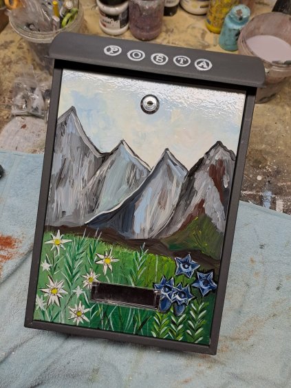 Maľovaná poštová schránka - hory a les 014