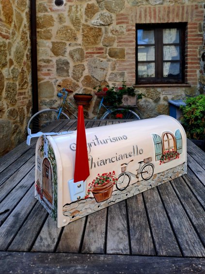 Painted Mailbox - american Tuscany 006