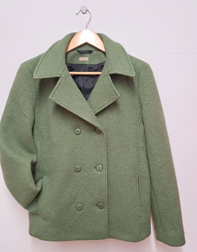 Tenhle zelený kabátek právě opouští mou dílnu! ✨ POSLEDNÍ KABÁTY NA PŘÁNÍ PŘED KONCEM ROKU 🌲 Aktuálně dokončuji 3...