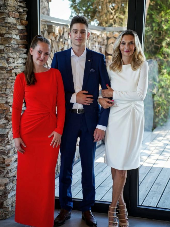 Když všichni říkají 'NE' výrazné barvě, já řekla 'proč ne?' 🧡 Společenské šaty s uzlem nejsou jen kusem oblečení - jsou...