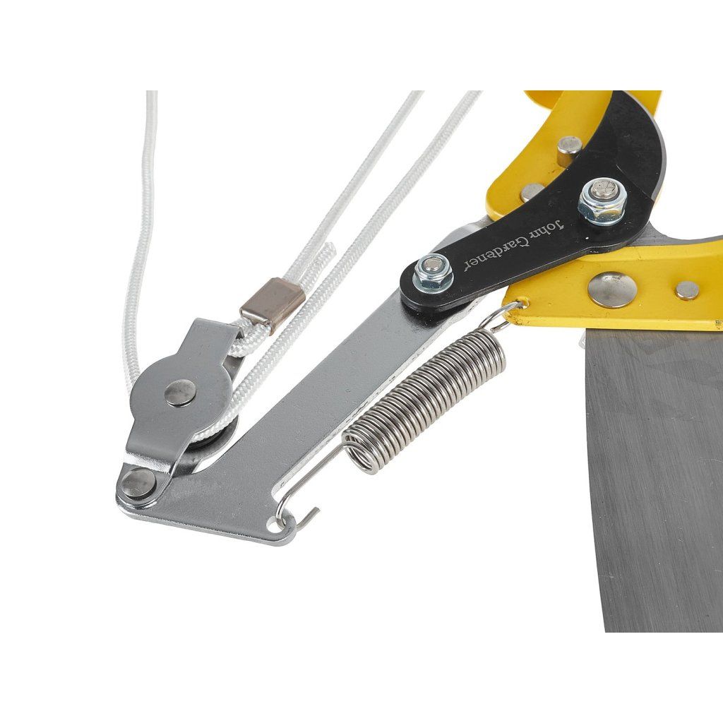 Detail robustního kladkového mechanismu pro znásobení tažné síly lana při střihu.