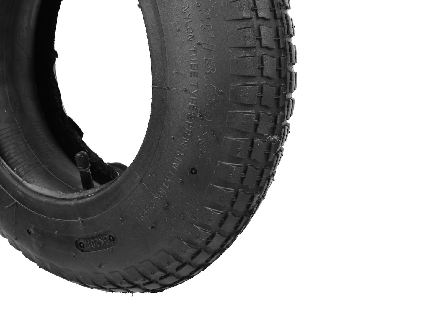 Pneumatika s duší 3,25-8 2PR Geko – detail vzorku běhounu