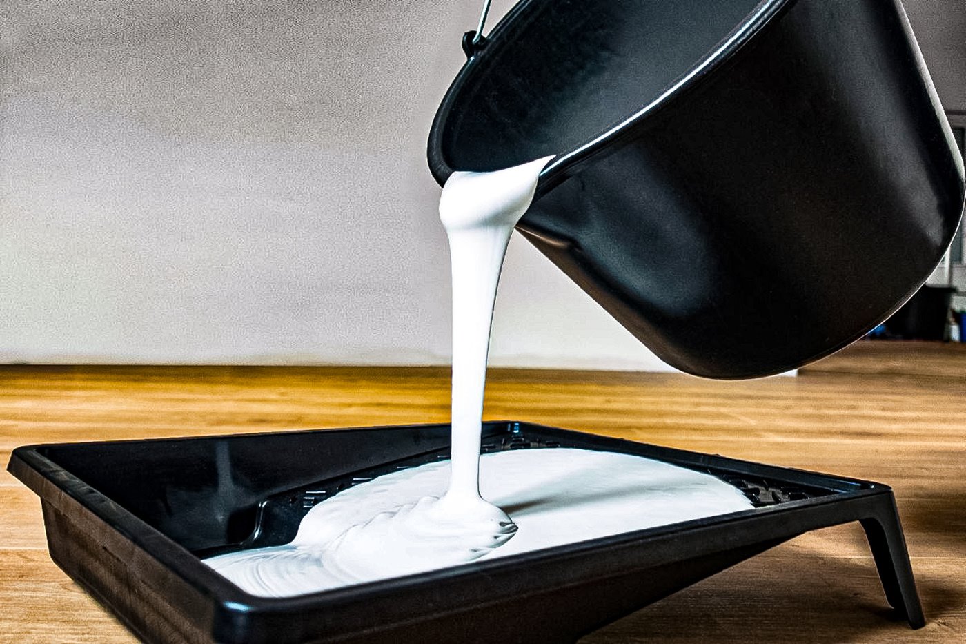 Stavební kbelík 12 l černý s nálivkou – ergonomická rukojeť