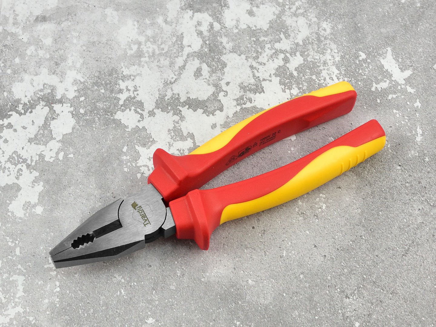 Univerzální izolované kleště 200 mm VDE — ergonomická rukojeť