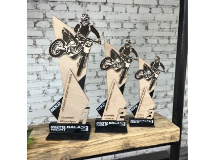 Designová dřevěná trofej s logem a startovním číslem – motocross