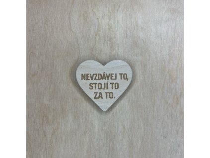 magnetka dřevěná tvar srdce s motivačním textem nebo vzkazem