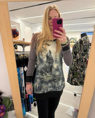 🖤 Mikinošaty z teplákoviny s motivem vlka 🐺 Pohodlí mikiny, silueta šatů a výrazný motiv, který má příběh. Mikinošaty z...