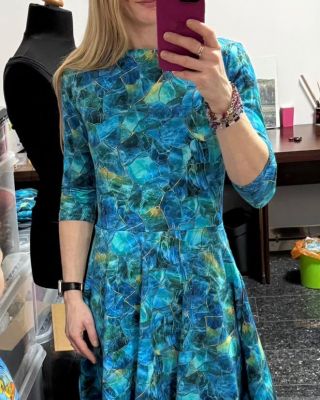 Úkol zněl: prosím o ušití šatů s půlkolovou sukní, kapsami, lodičkový výstřih a 3/4 rukáv. Tak jsem se do nich pustila....