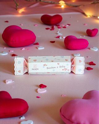 💗 Bonbon z lásky 🍬 💕 Ideální valentýnské „myslím na tebe“ ✨ Uvnitř najdete 6 červených pralinek ve tvaru srdce s...