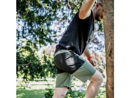 0924120065 KRATOS Shorts green black mood 2